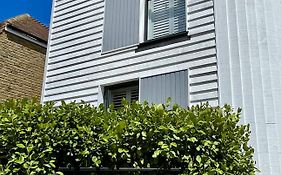 4 The Salt Yard, Whitstable - Free Parking, Centre Of Town, 2 Min Walk To Beach
